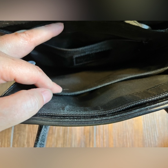 Vintage Etienne Aigner hand bag. Leather. Has clips to attach a crossbody strap. - Picture 7 of 14